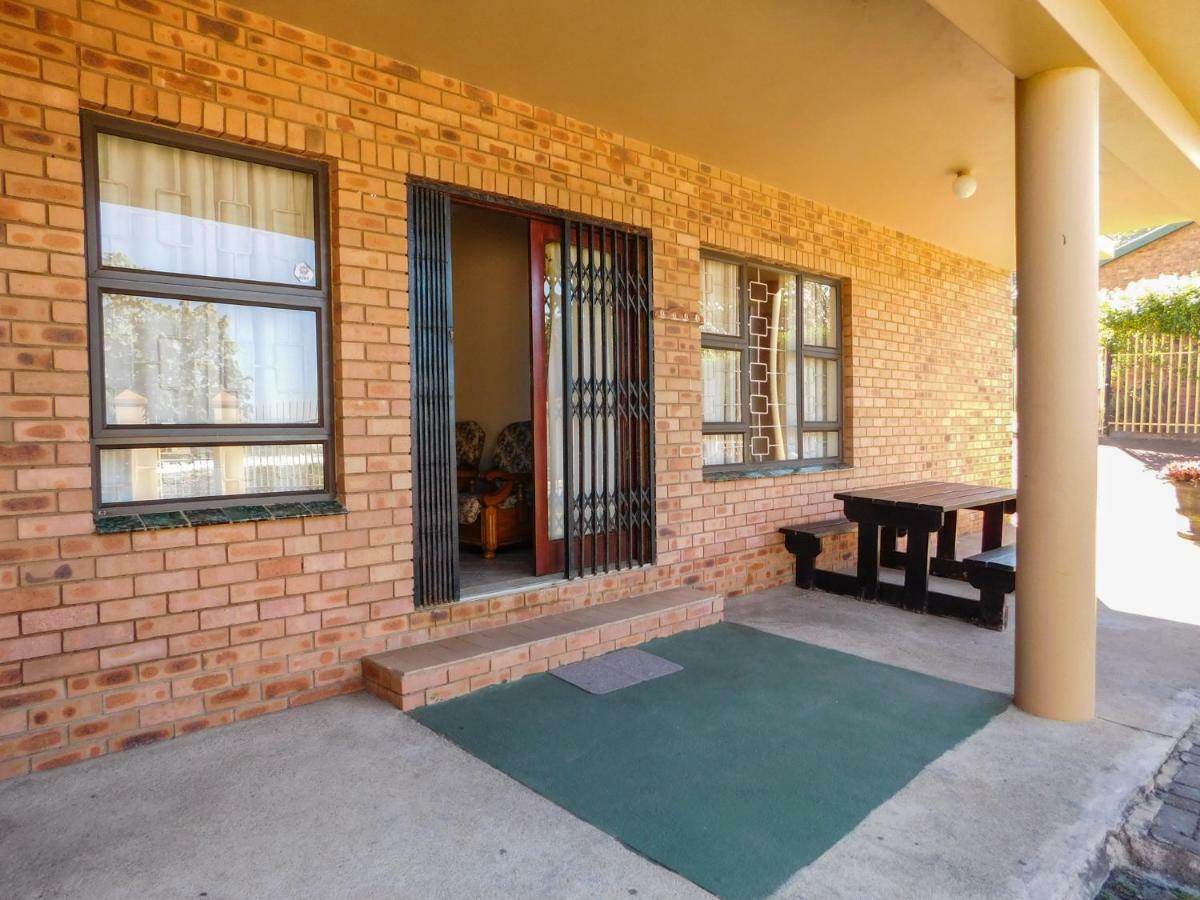 Mama Mia Cottages Oslo Beach Port Shepstone Exterior photo