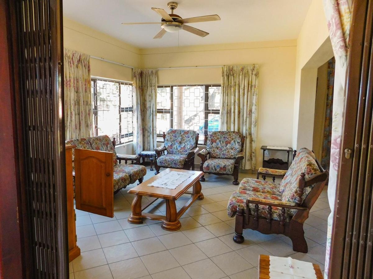 Mama Mia Cottages Oslo Beach Port Shepstone Exterior photo